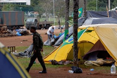 Desmantelan campamento bolsonarista que pedía un golpe del Ejército y detienen a 1.200 personas