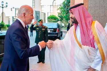 Biden encara a príncipe saudita por asesinato