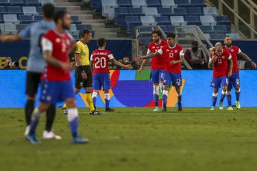 Momento de la celebración del gol de Chile ante Uruguay.