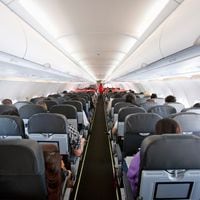 El polémico truco de un hombre para ir más cómodo en el avión