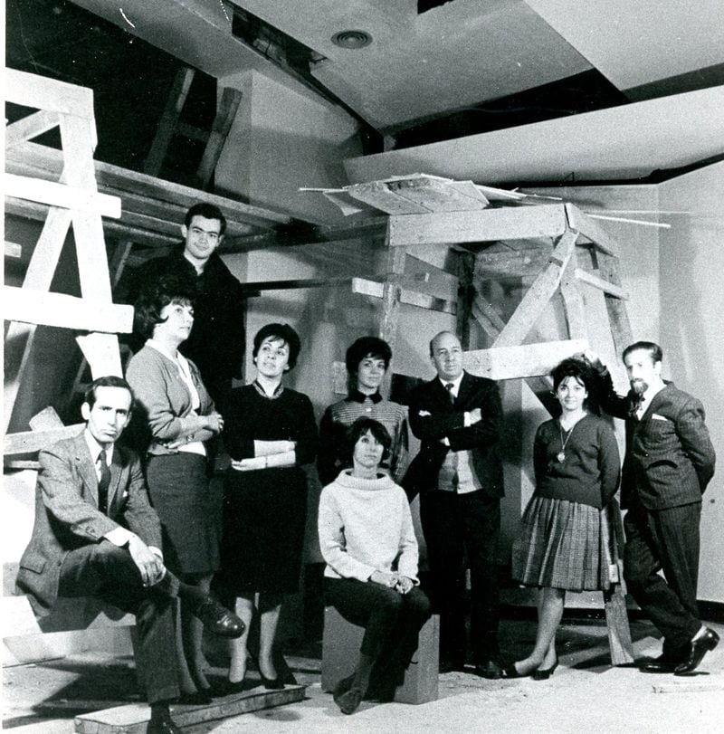 Retrato a la Compañía ICTUC en la Inauguración del Teatro La Comedia, 1962. Fotografía de Claudio di Girolamo (Archivo de la Escena Teatral UC)
