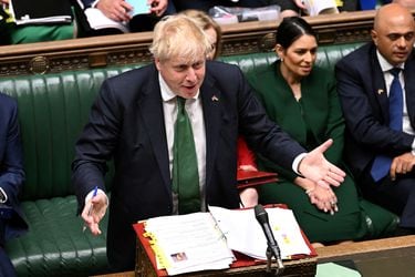 Boris Johnson reafirma su compromiso ante el pueblo británico tras superar la moción de censura interna