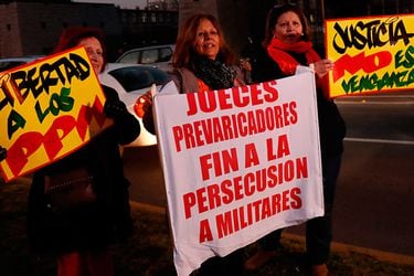 Agrupación No Están Solos protesta a las afueras de la Escuela Militar (cierre punta peuco)