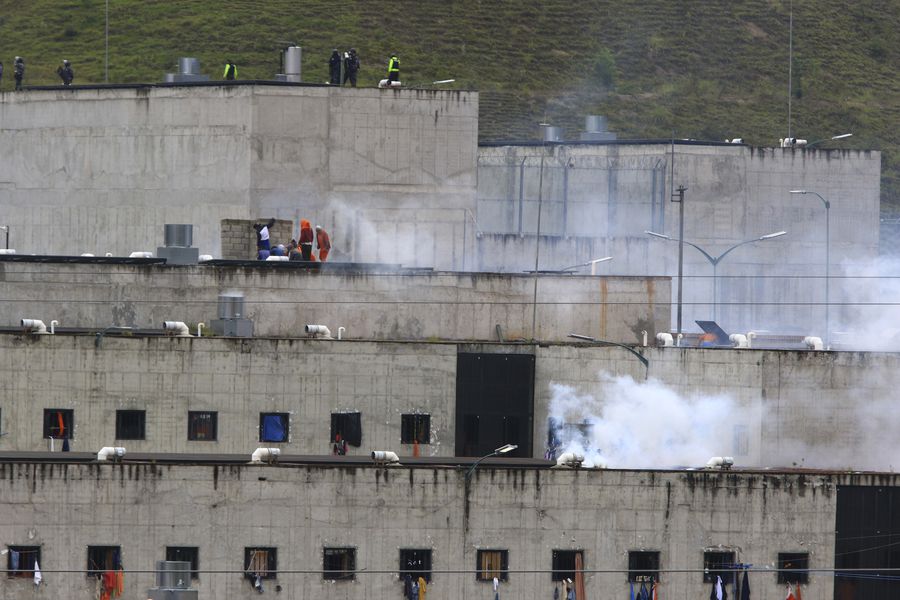 Cerca de 70 muertos por motines “concertados” en tres cárceles de Ecuador - La Tercera