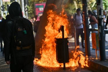 Secundarios marcharon en el centro de Santiago y protagonizaron incidentes en el marco de la conmemoración del Día del Joven Combatiente.