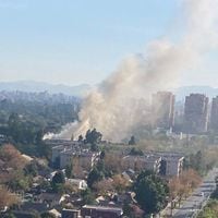 Bomberos controla incendio que afectó a casa en Las Condes