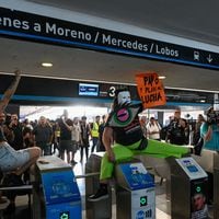 Argentinos saltan torniquetes y evaden pago de pasajes en protesta por alzas en el transporte público
