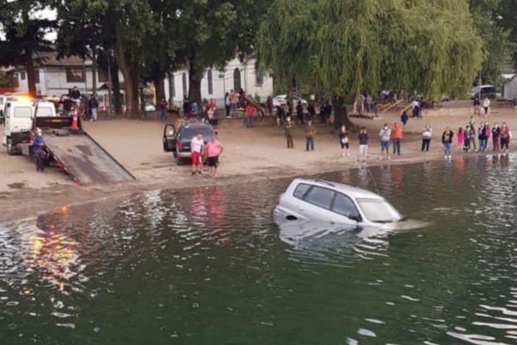 El auto cayó al río porque fue desenganchado por accidente.