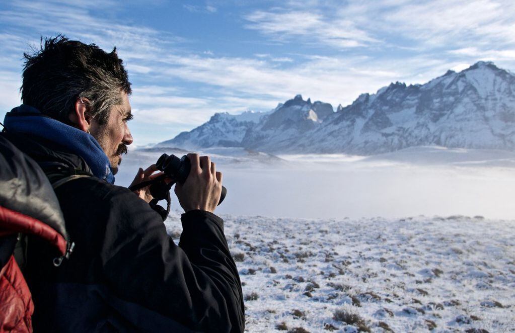El fotógrafo y conservacionista Nicolás Lagos con sus binoculares en Torres del Paine. FOTO: Dominic Oakes