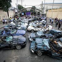 Duterte destruye docenas de autos de lujo robados como mensaje a contrabandistas