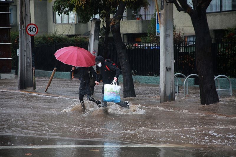 Inundacion en Vicente Valdes con Vicu–a Mackenna