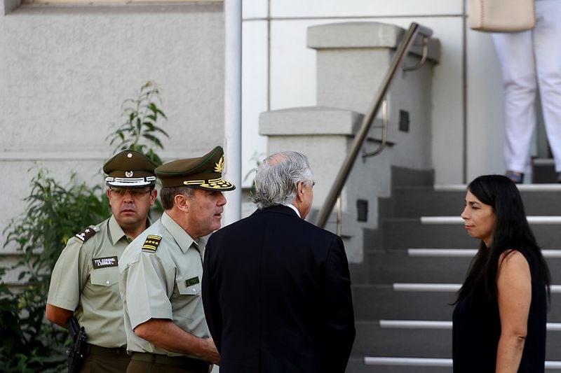 Chadwick visita a carabinero herido y anuncia querella por ...