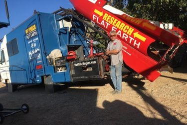 Lanzan por primera vez el cohete casero construido por el terraplanista "Mad Mike"