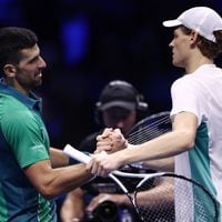 Sinner sorprende a Djokovic en las Finales de la ATP en Turín
