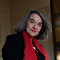 Sol Serrano, historiadora: “La muerte de Piñera le ayuda a construir un relato fundante, democrático y liberal a la derecha”