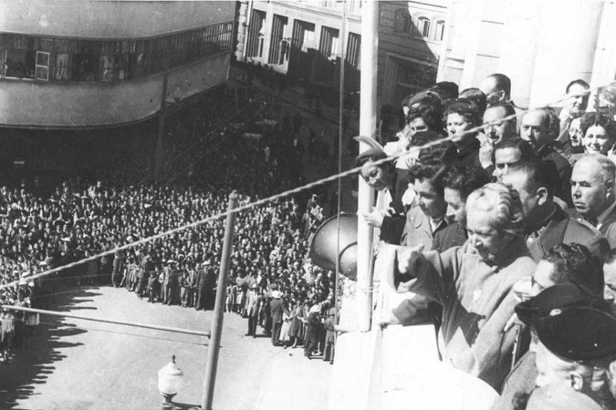 En 1954, los chilenos salieron en masa a las calles a saludar a Gabriela Mistral en su última visita al país.