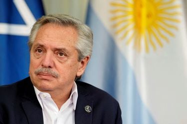 Tensiones políticas tras la salida del ministro de Economía en Argentina golpean a los mercados y al peso trasandino