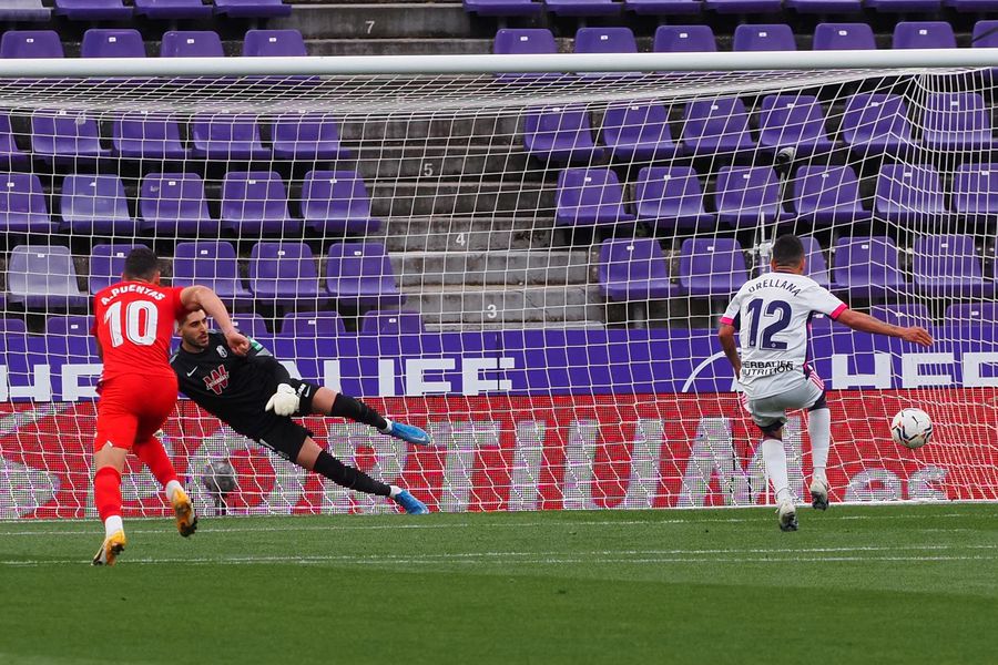 Fabián Orellana marca de penal el 1-0 frente al Granada. FOTO: @LaLiga / Twitter.