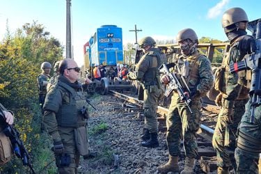 Encuentran lienzo reivindicatorio a organización Resistencia Cautín tras pericias en el descarrilamiento de tren en Perquenco