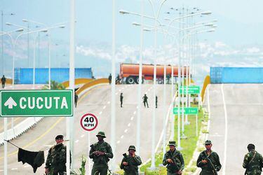 Venezuelan Bolivarian Army soldiers stand g (44596982)