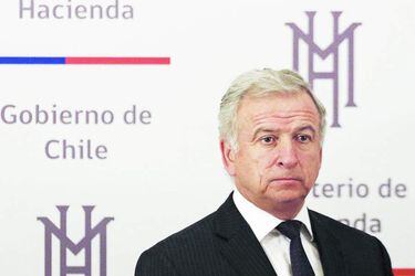 El Ministro de Hacienda, Felipe Larraín (c) y el Presidente del Banco Central, Mario Marcel (i) realizaron conferencia de prensa