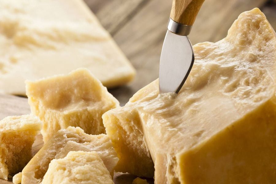 Museo Guggenheim Acuerdo Mujer Por qué el queso parmesano no es vegetariano - La Tercera