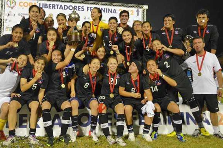 Colo Colo celebra la Copa Libertadores femenina que obtuvo en 2012.