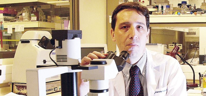 El doctor Alexis Kalergis en su laboratorio en la Universidad Católica.