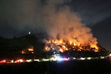 El incendio era visible anoche desde distintos puntos de Santiago. Fotos: AgenciaUno