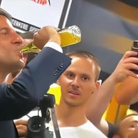 Cómo la imagen de Macron tomándose una botella de cerveza en 17 segundos le generó polémica en Francia