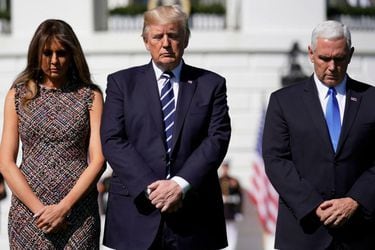 Donald Trump, Mike Pence e Ivanka Trump en un minuto de silencio por las víctimas del tiroteo ocurrido en Las Vegas. Reuters