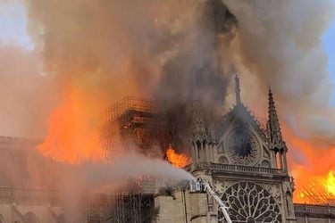 incendio-catedral-notre-dame-paris-1555353654667