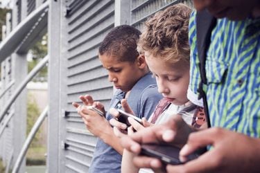 Colegios de Inglaterra dicen adiós a los teléfonos celulares