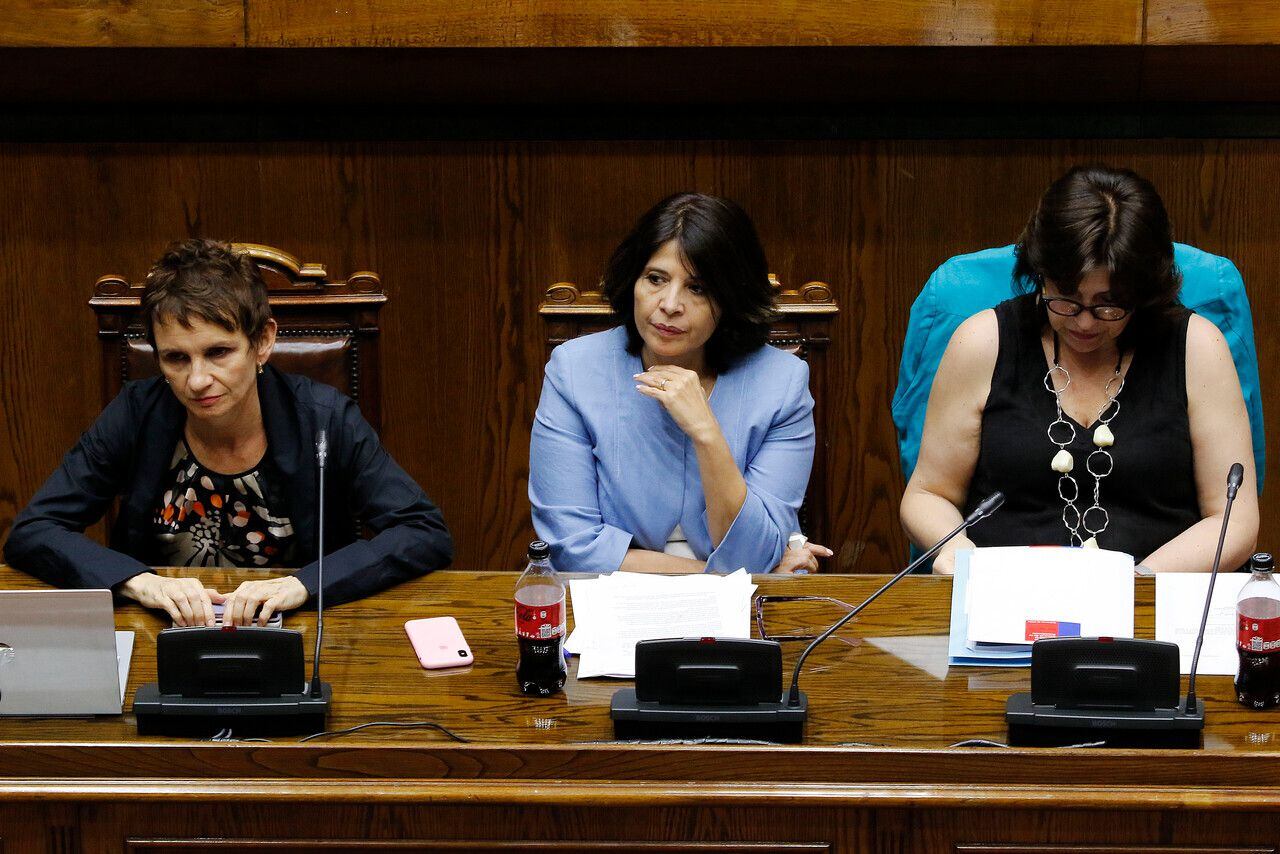 Las ministras Carolina Tohá, Marcela Ríos
y Ana Lya Uriarte durante sesión del Senado en que se votó sobre la propuesta de nombrar a Marta Herrera como nueva fiscal nacional.