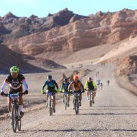 Figuras mundiales pedalean en el desierto chileno