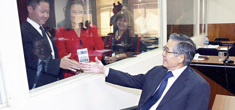 Alberto Fujimori, junto a sus hijos Kenji y Keiko, durante una audiencia en 2009.