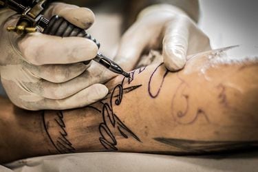 Agujas letales: Dos personas se contagian de VIH después de hacerse un tatuaje