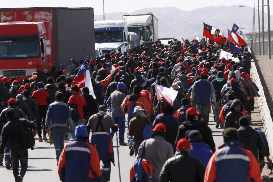 Trabajadores de Minera Escondida bloquean ruta 5.