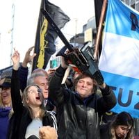 “El Loco” ganó las elecciones argentinas el mes pasado con ideas extravagantes: Ahora está dando marcha atrás
