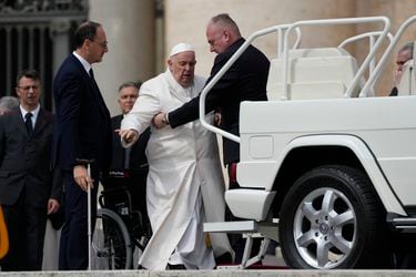 Hospitalizan al Papa Francisco por infección pulmonar y necesitará “varios días” de terapia