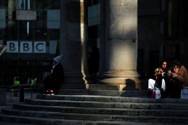 Reino Unido congela financiamiento a la BBC y estudiará futuro de tasa universal de la cadena