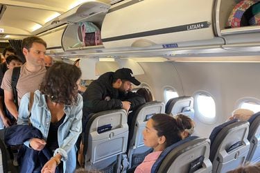 Boric inicia sus vacaciones en la Patagonia: se fue en vuelo comercial y conversando con los pasajeros