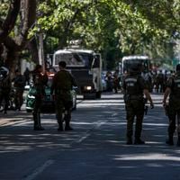 Universidades del Estado rechazan “inaceptable actuación” de Carabineros en la UMCE tras quema de vehículo policial