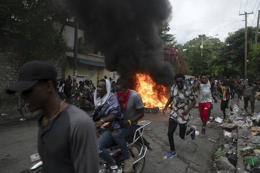 Miles de haitianos se manifiestan en las calles y exigen la renuncia del  primer ministro Ariel Henry - La Tercera