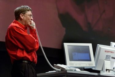 ¿Qué teléfono celular ocupa Bill Gates?