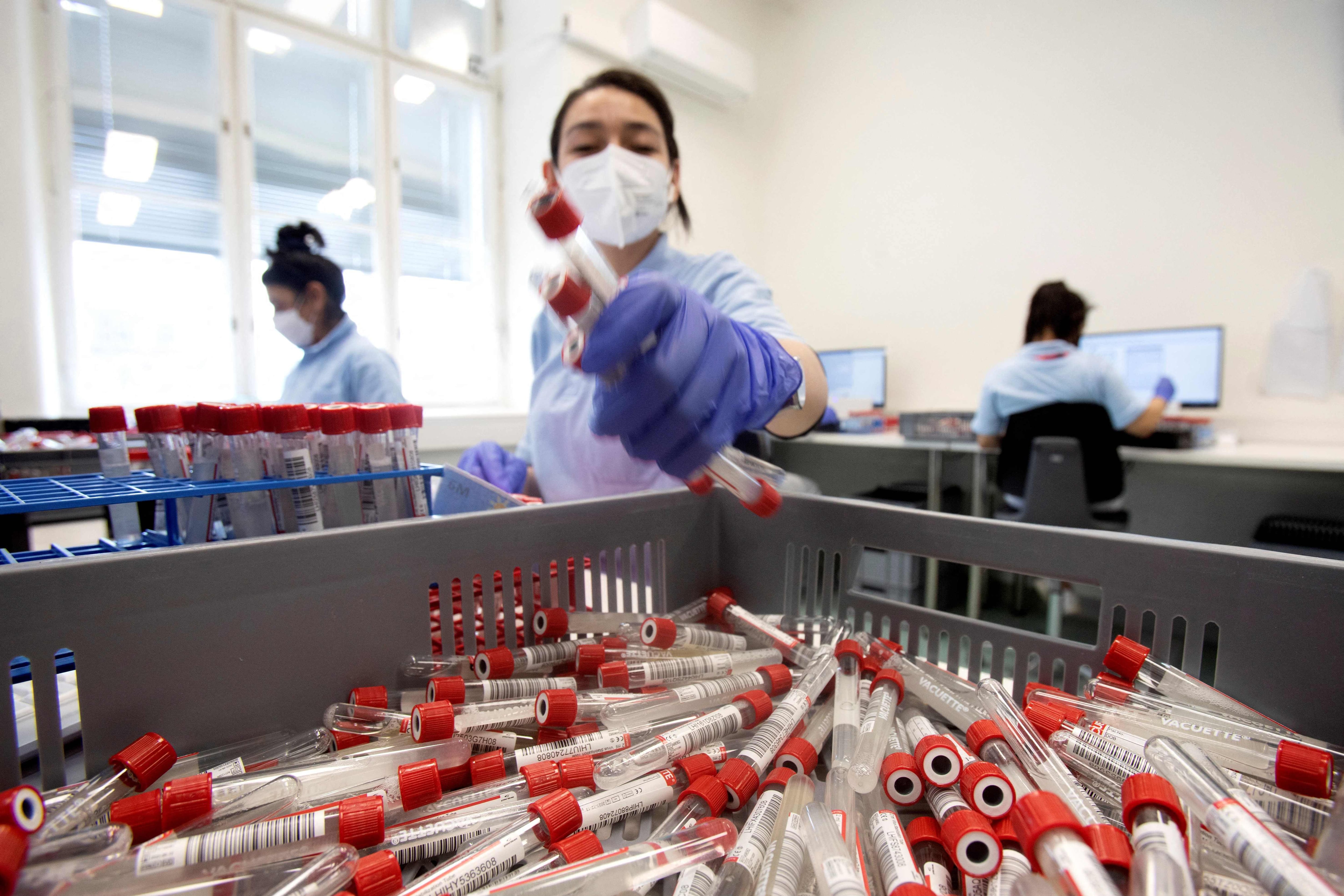 Mi pareja está contagiada pero mi PCR sale negativo, ¿Se equivoca el examen o soy inmune al coronavirus?