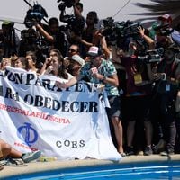 Protesta estudiantil y presunta "funa" de TVN marcan el piscinazo