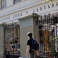 Liceo Lastarria denuncia el robo de notebooks, proyectores y más de 100 tablets tras toma estudiantil