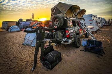 López, en el campamento del Dakar 2022. FOTO: @franciscochalecolopez / Instagram.