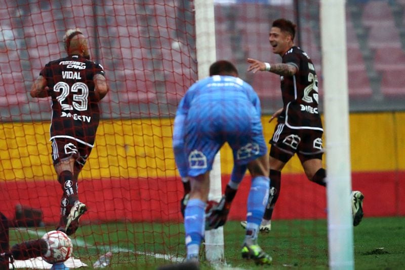 Arturo Vidal festeja el gol que le anotó a la UC